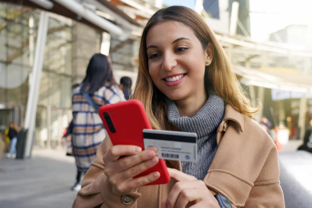 La app del banco Santander ofrece un camino directo y muy intuitivo para que puedas proteger tus tarjetas en cuestión de segundos ante cualquier imprevisto. Fuente: Freepik
