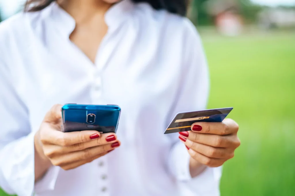 CaixaBank, a través de su aplicación CaixaBankNow, también pone a tu disposición este ‘botón del pánico’ para que asegures tu dinero al primer indicio de problemas con tu banco. Fuente: Freepik
