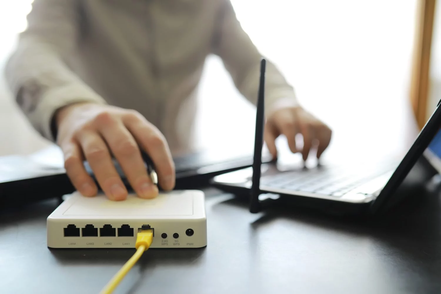 El botón 'WPS' de tu router que casi nadie pulsa y que conecta cualquier dispositivo en 10 segundos sin necesidad de contraseña: Así funciona