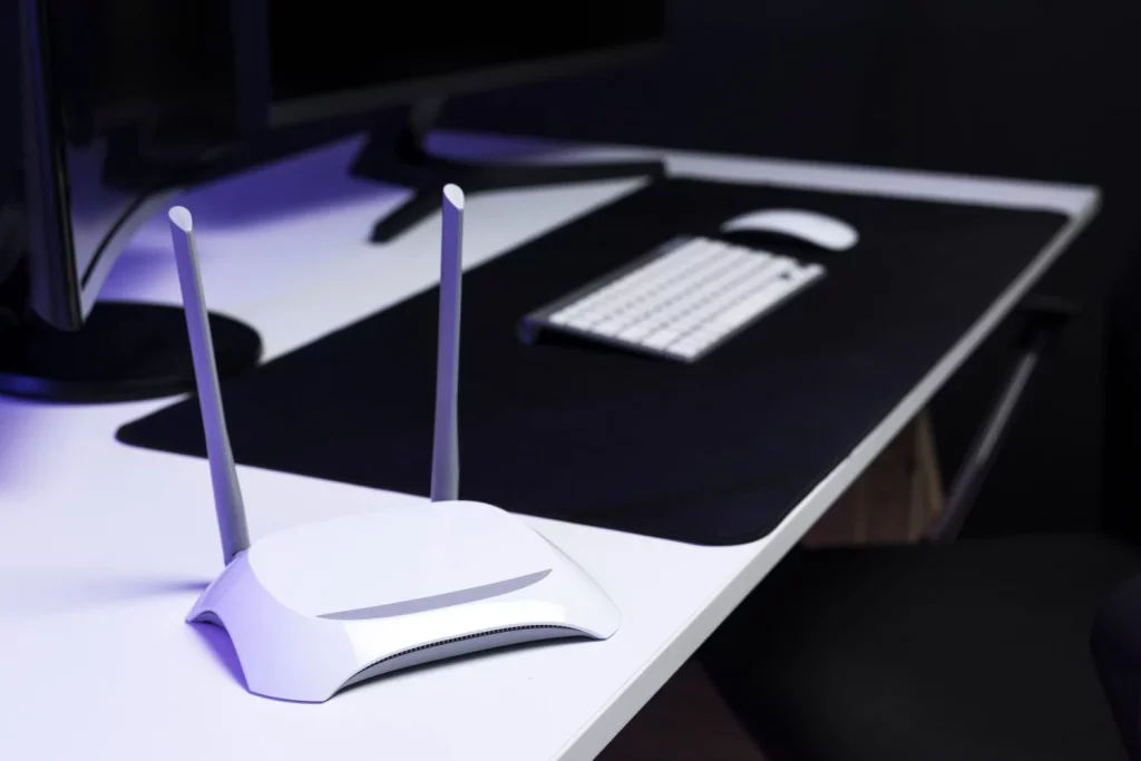 Ese cómodo botoncito para conectar dispositivos sin introducir la clave es otra puerta trasera que deberías cerrar cuanto antes en tu router. Fuente: Freepik

