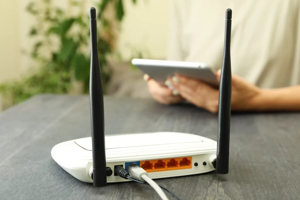 el botón WPS es especialmente útil en dispositivos que no cuentan con una pantalla o un teclado cómodos para introducir contraseñas. Fuente: Freepik 
