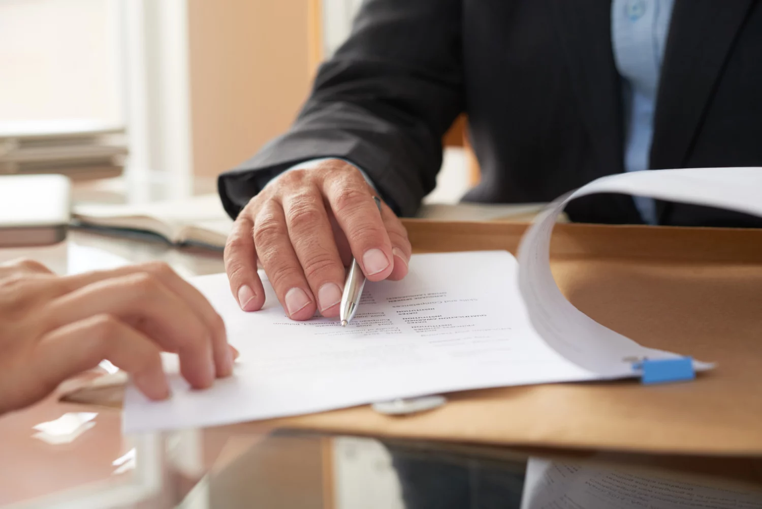 El único papel que te puede salvar de pagar miles de euros si cuidas a un familiar: cómo conseguir el certificado de dependencia y sus ayudas olvidadas