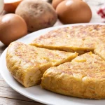Así se prepara la tortilla de patatas perfecta según los grandes cocineros de España