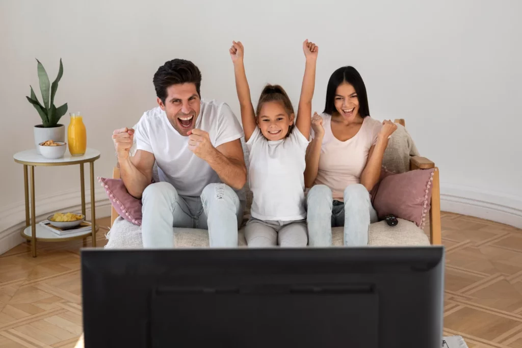 El ajuste 'Modo Cine' de tu Smart TV que viene mal calibrado de fábrica y que arruina la imagen de las películas. Así se corrige 4 Moncloa Al final la mejor tecnología es la que respeta la intención del creador y te permite disfrutar del séptimo arte tal y como fue concebido desde su origen. Fuente: Freepik