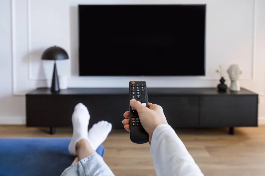 El ajuste 'Modo Cine' de tu Smart TV que viene mal calibrado de fábrica y que arruina la imagen de las películas. Así se corrige 2 Moncloa Paradójicamente, el modo de imagen que por su nombre debería solucionar este problema es el que, a menudo, contiene el error de calibración. Fuente: Freepik