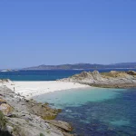 Manuel Ferreiro (62), marinero de Vigo: «El error es ir a la playa de Rodas; la mejor de las Cíes es esta y en octubre está vacía»